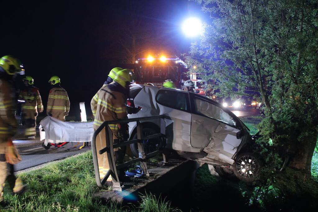 Bestuurder bekneld bij eenzijdig ongeval