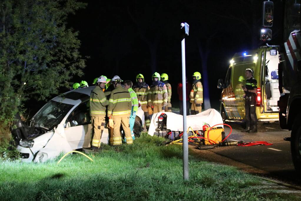 Bestuurder bekneld bij eenzijdig ongeval