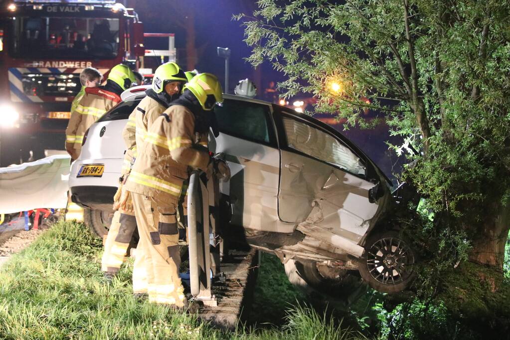 Bestuurder bekneld bij eenzijdig ongeval