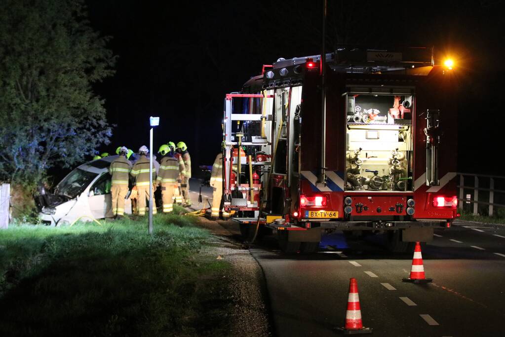 Bestuurder bekneld bij eenzijdig ongeval