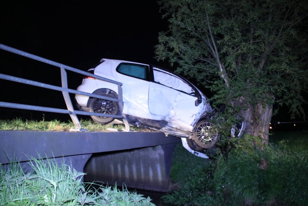 Bestuurder bekneld bij eenzijdig ongeval