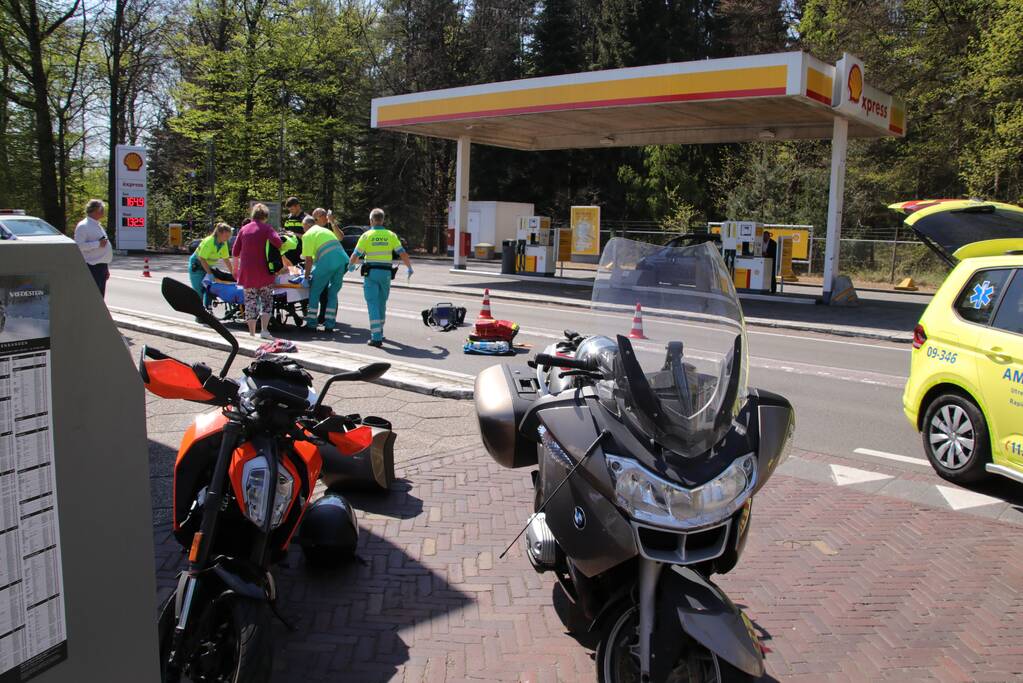Motorrijder gewond bij botsing op personenauto