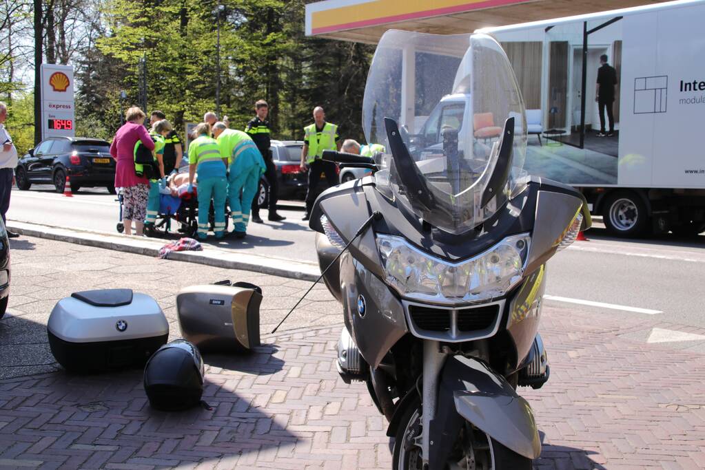 Motorrijder gewond bij botsing op personenauto