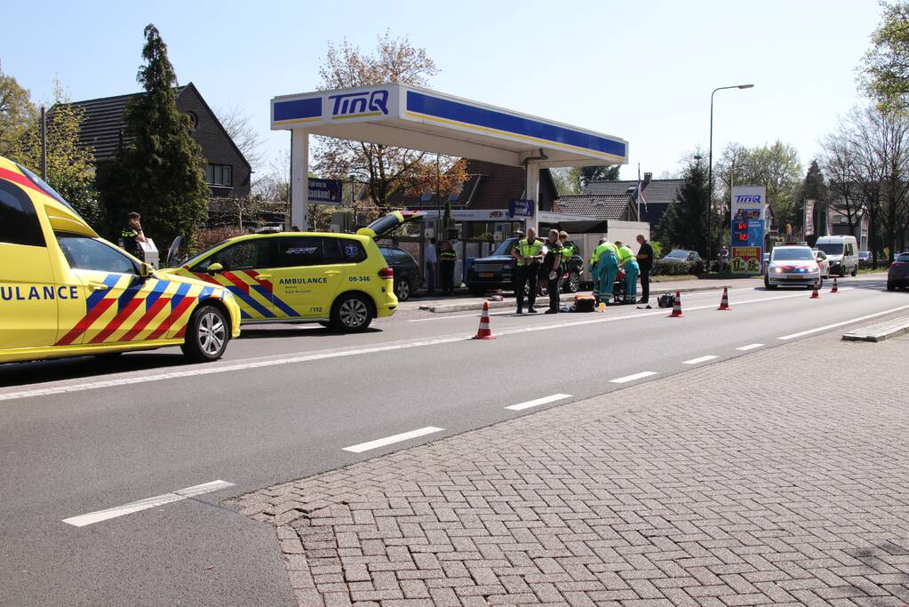 Motorrijder gewond bij botsing op personenauto