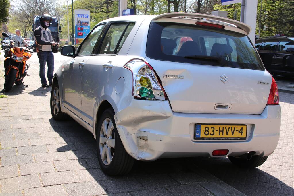 Motorrijder gewond bij botsing op personenauto