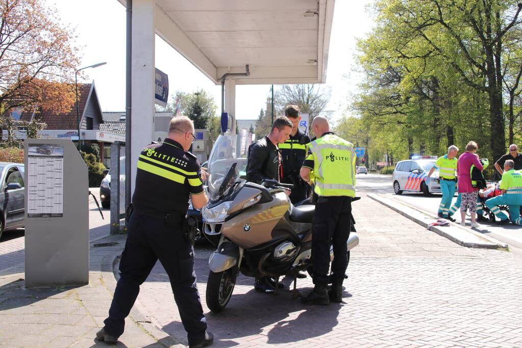 Motorrijder gewond bij botsing op personenauto