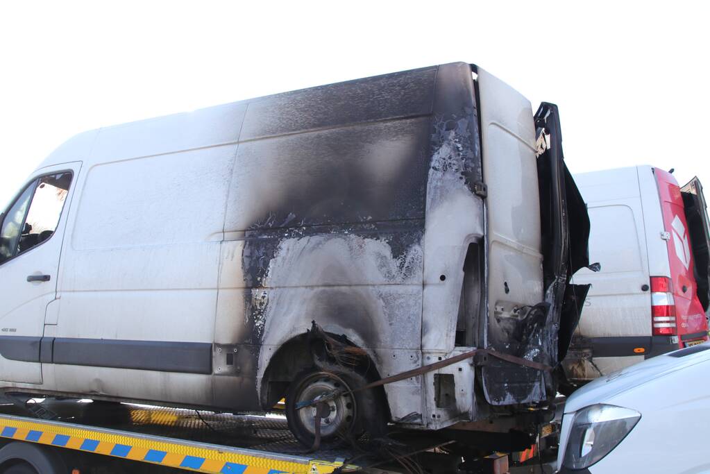 Drie pakketbussen in brand gestoken