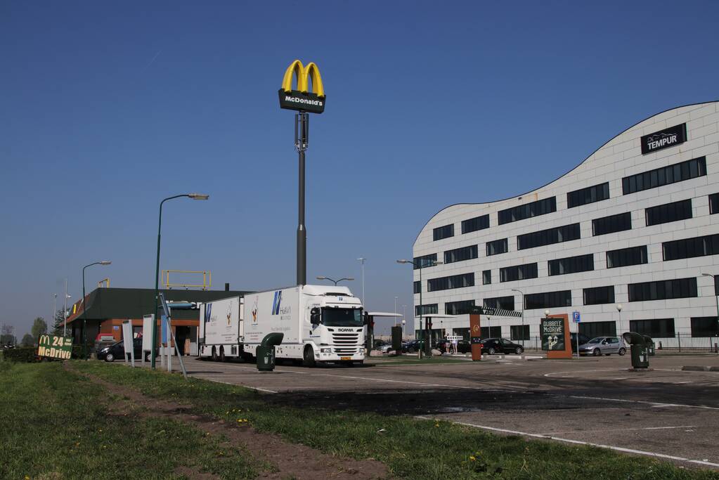 Drie pakketbussen in brand gestoken