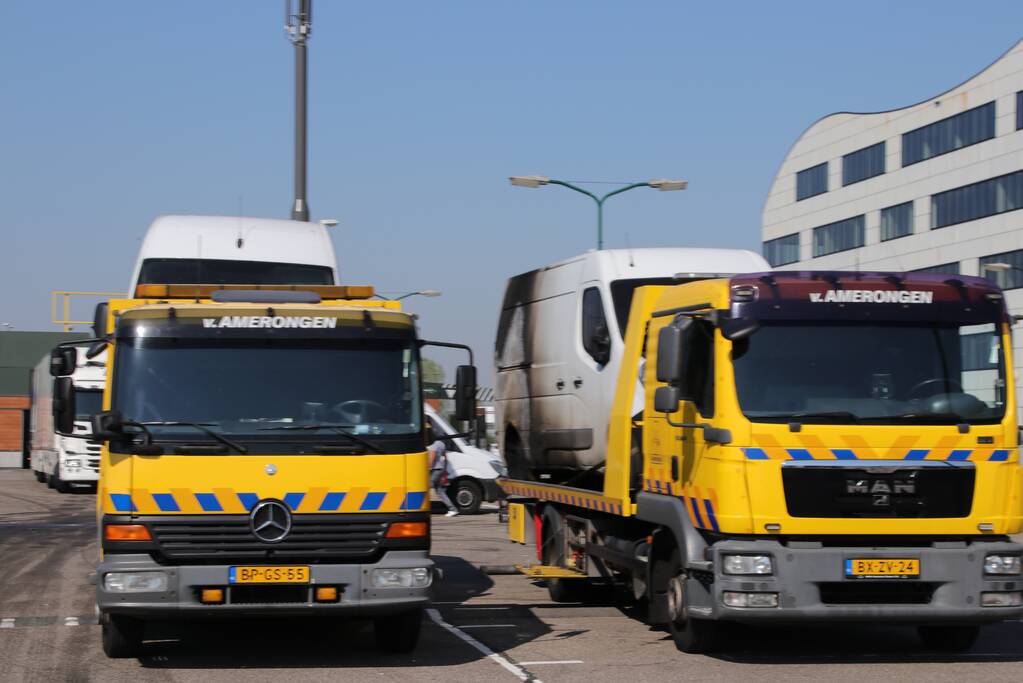 Drie pakketbussen in brand gestoken