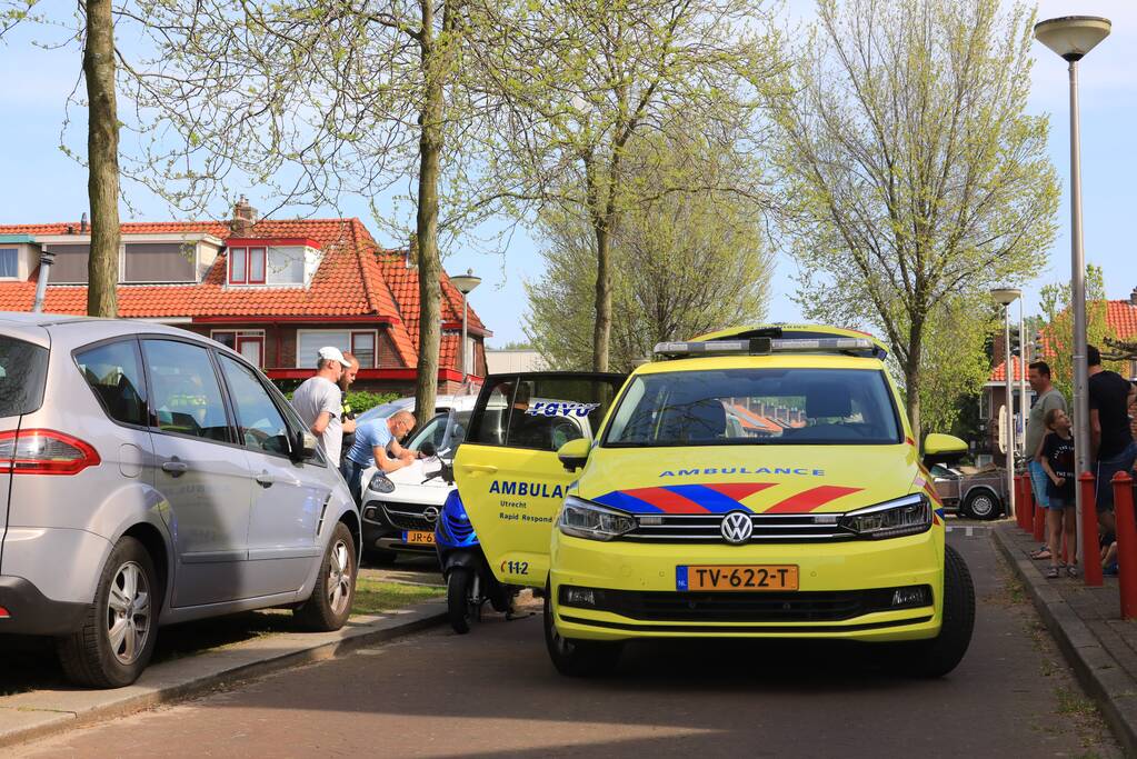 Scooterrijdster knalt tegen portier taxibus