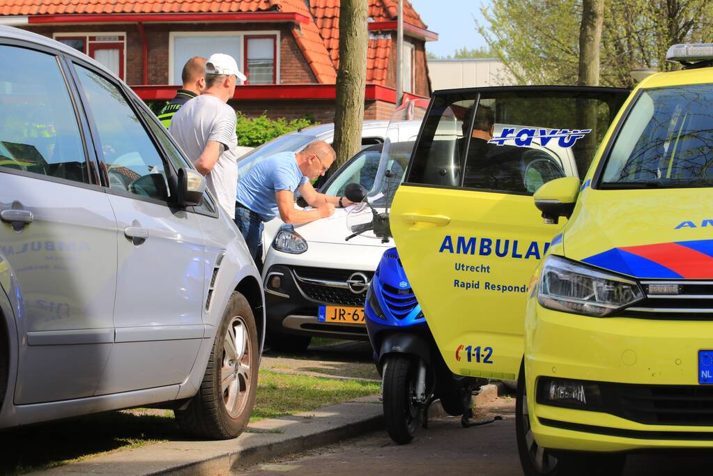 Scooterrijdster knalt tegen portier taxibus