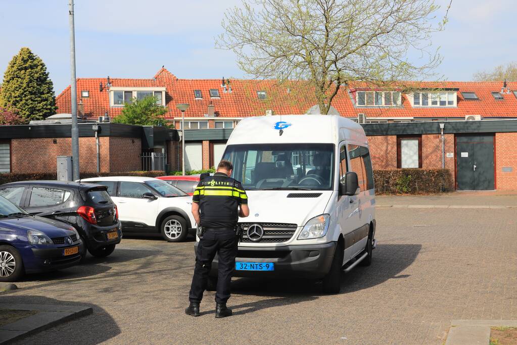 Scooterrijdster knalt tegen portier taxibus