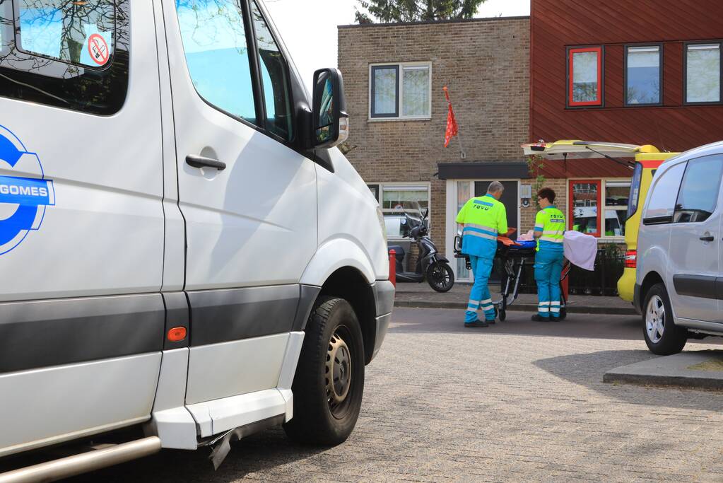 Scooterrijdster knalt tegen portier taxibus