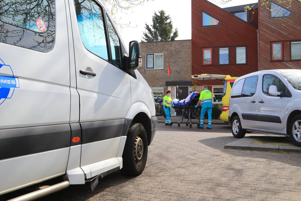 Scooterrijdster knalt tegen portier taxibus