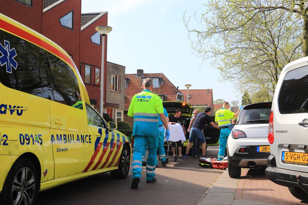 Scooterrijdster knalt tegen portier taxibus