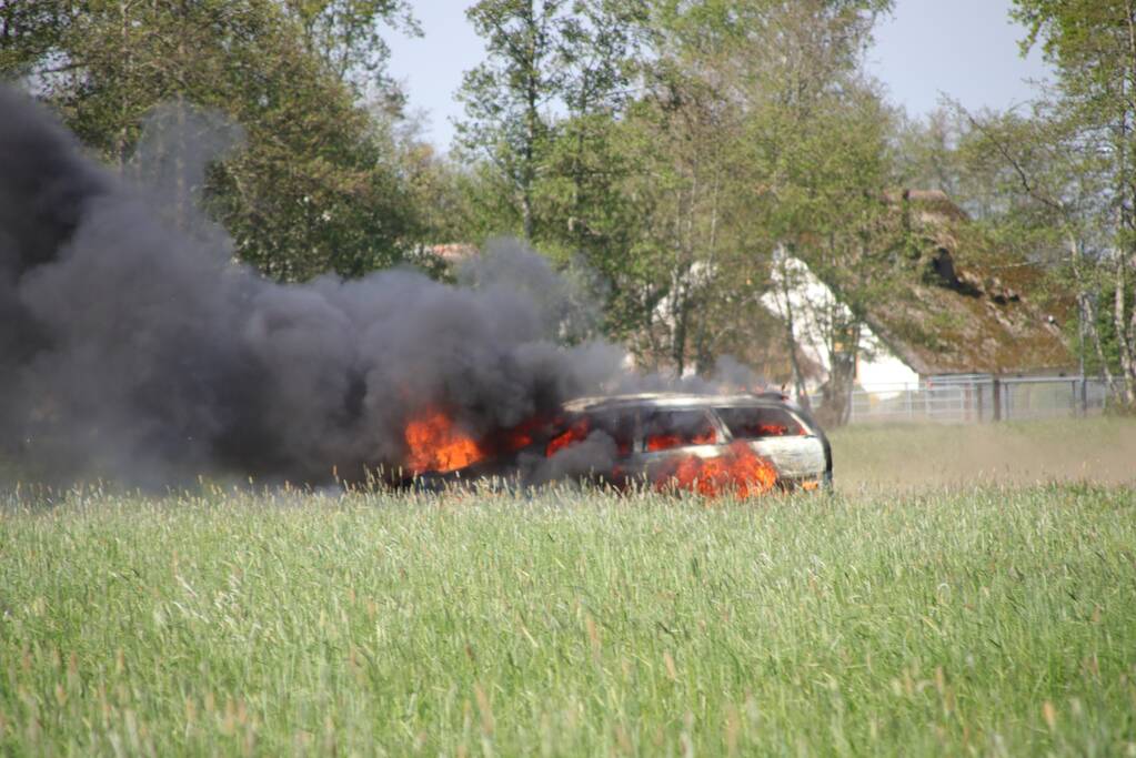 Auto in weiland volledig verwoest door brand