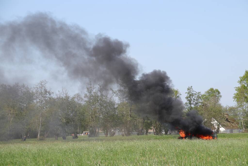 Auto in weiland volledig verwoest door brand