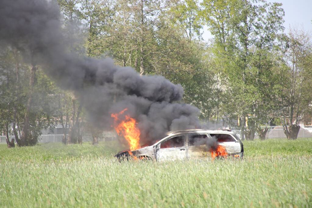 Auto in weiland volledig verwoest door brand
