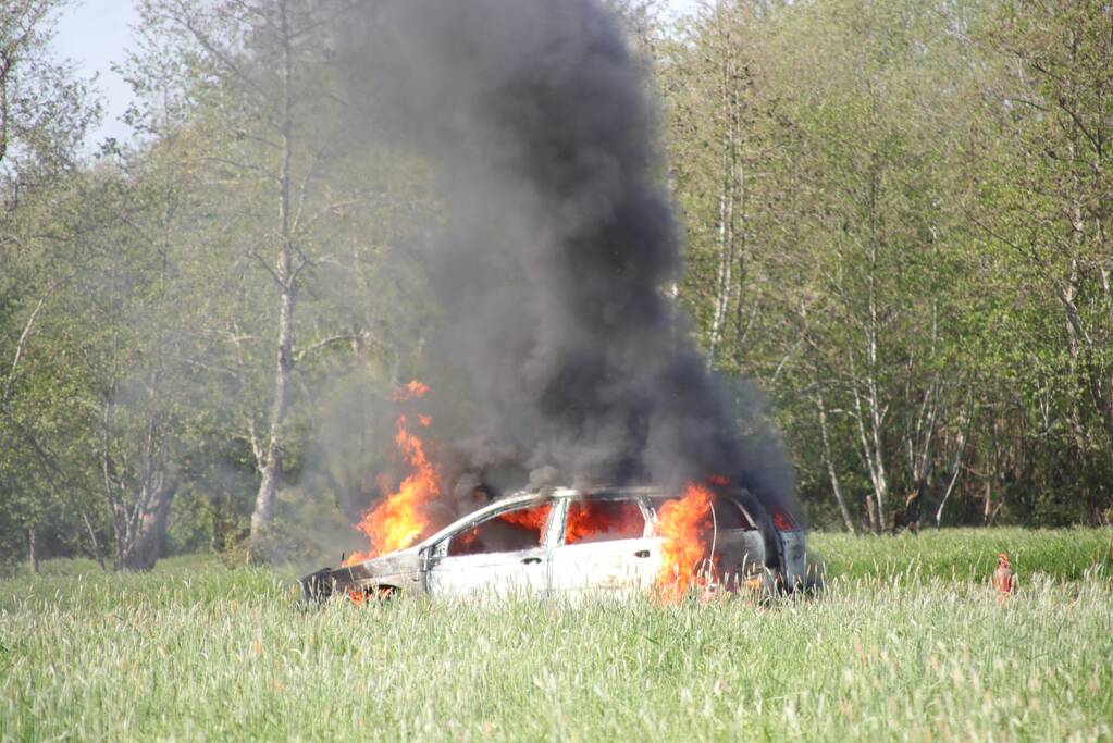 Auto in weiland volledig verwoest door brand