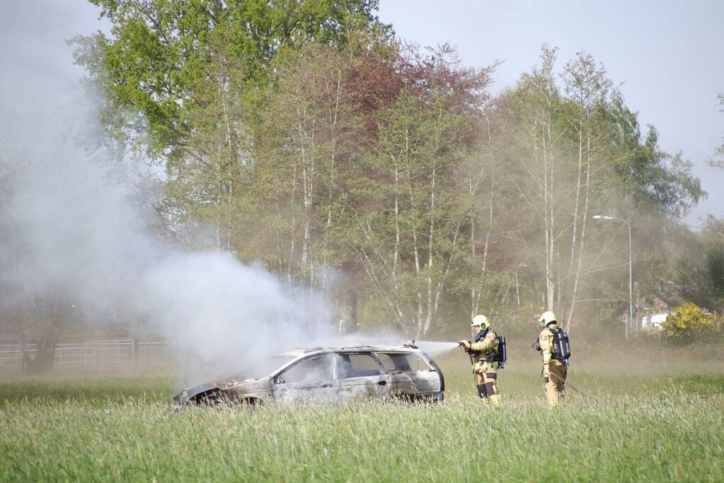 Auto in weiland volledig verwoest door brand