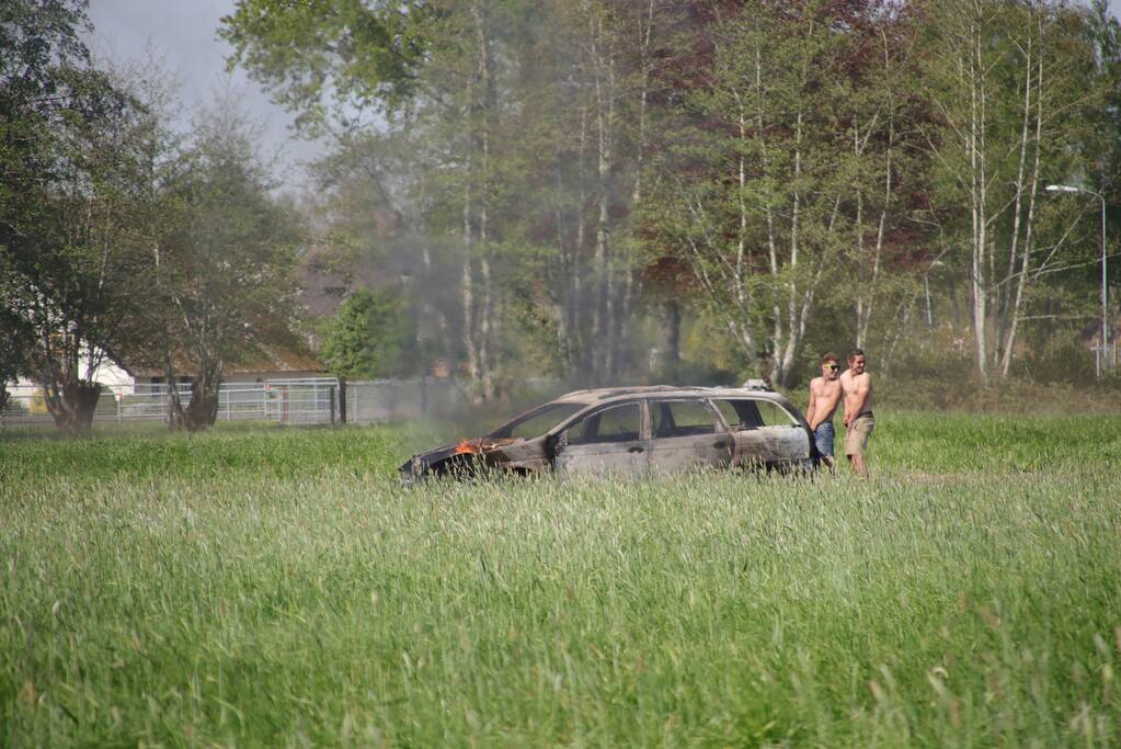 Auto in weiland volledig verwoest door brand