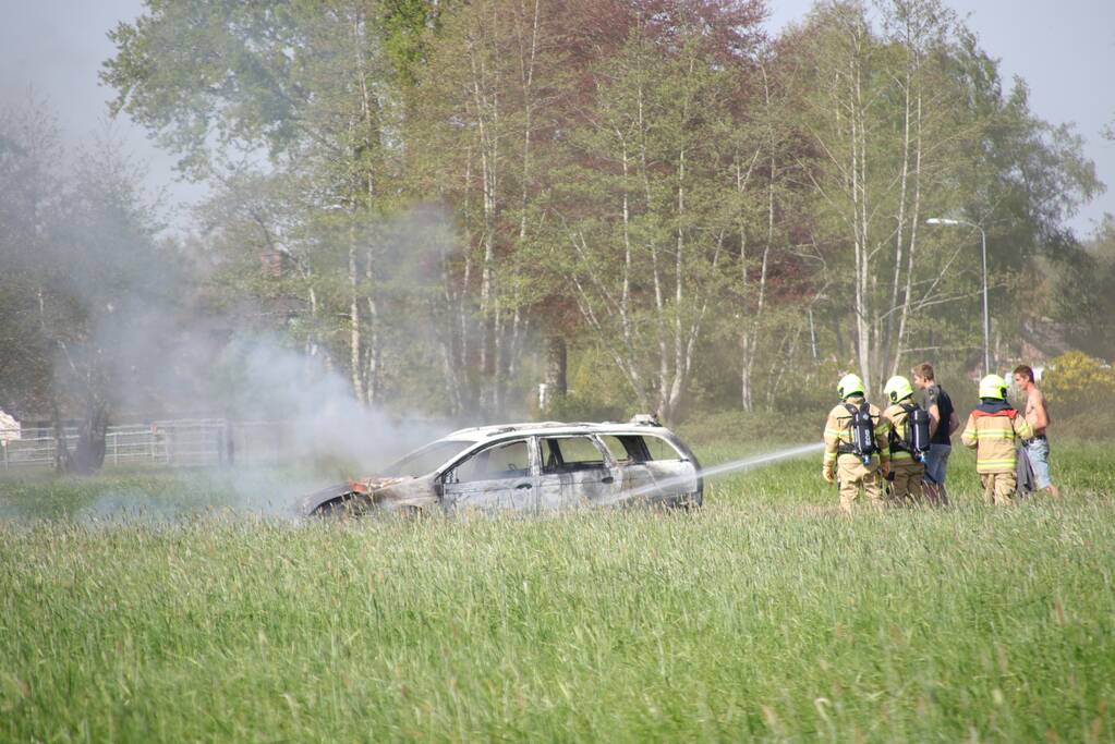 Auto in weiland volledig verwoest door brand