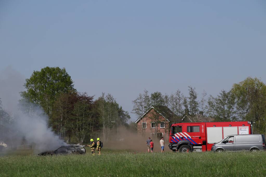 Auto in weiland volledig verwoest door brand