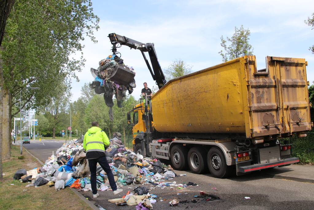 Inhoud van vuilniswagen met restafval vat vlam