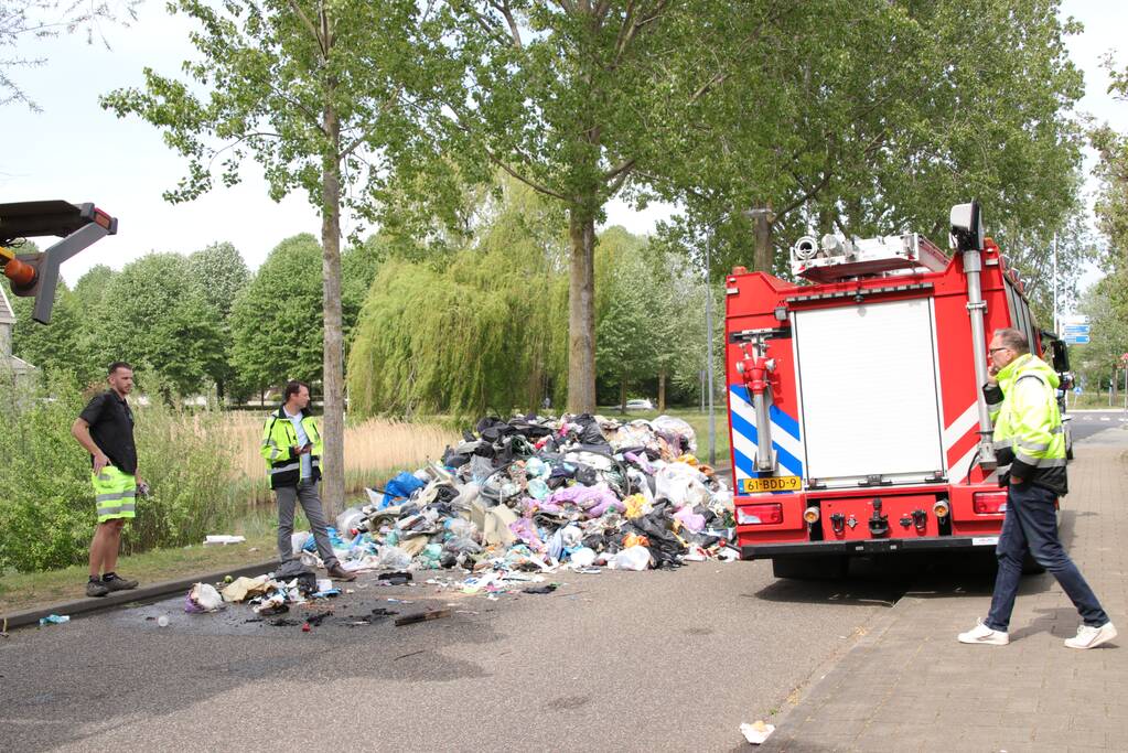 Inhoud van vuilniswagen met restafval vat vlam