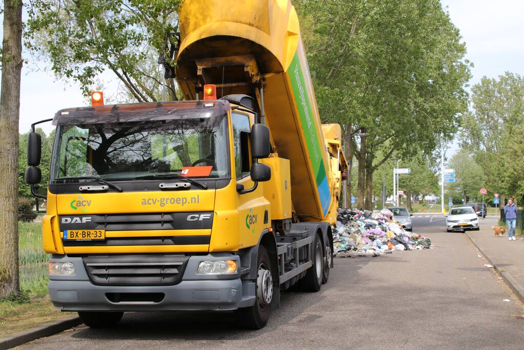 Inhoud van vuilniswagen met restafval vat vlam