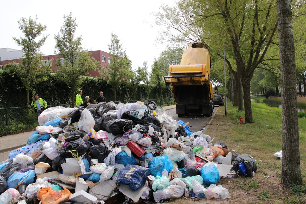 Inhoud van vuilniswagen met restafval vat vlam