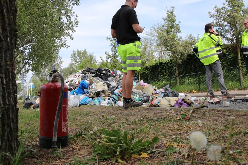 Inhoud van vuilniswagen met restafval vat vlam