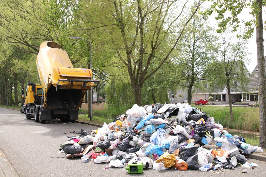 Inhoud van vuilniswagen met restafval vat vlam