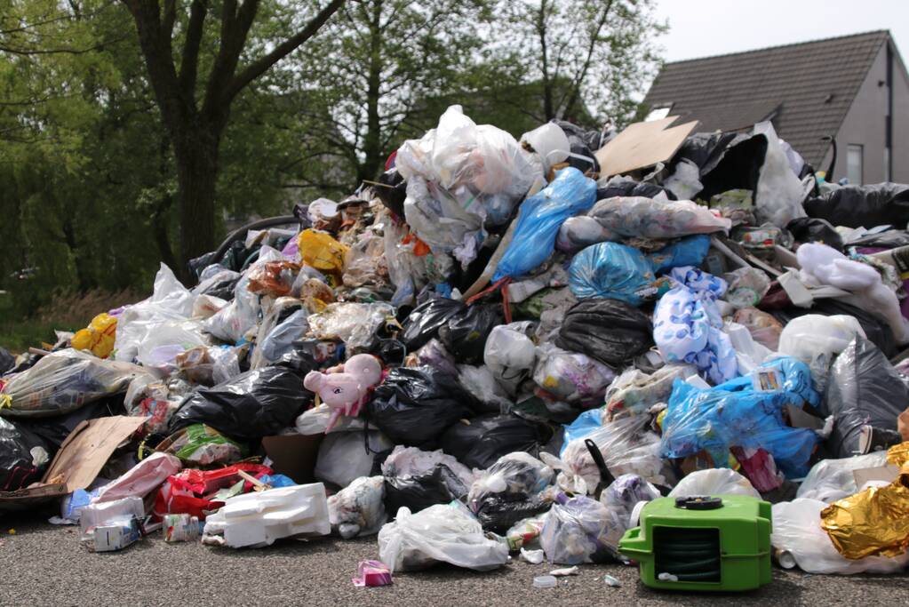 Inhoud van vuilniswagen met restafval vat vlam