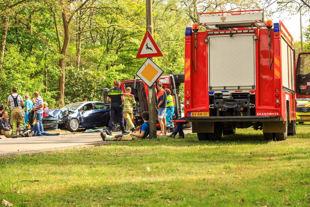 Brandweerwagen crasht tijdens spoedrit