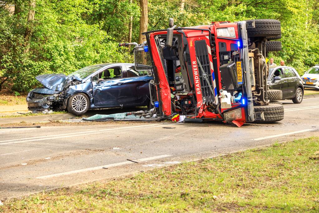 Brandweerwagen crasht tijdens spoedrit