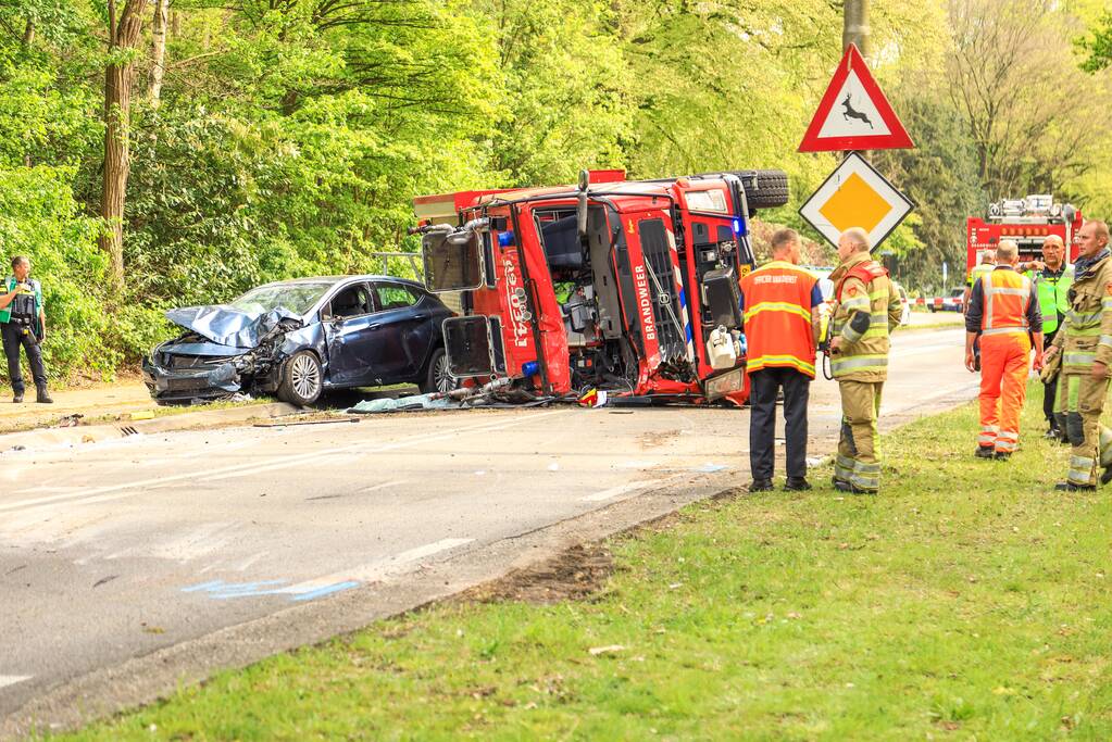 Brandweerwagen crasht tijdens spoedrit
