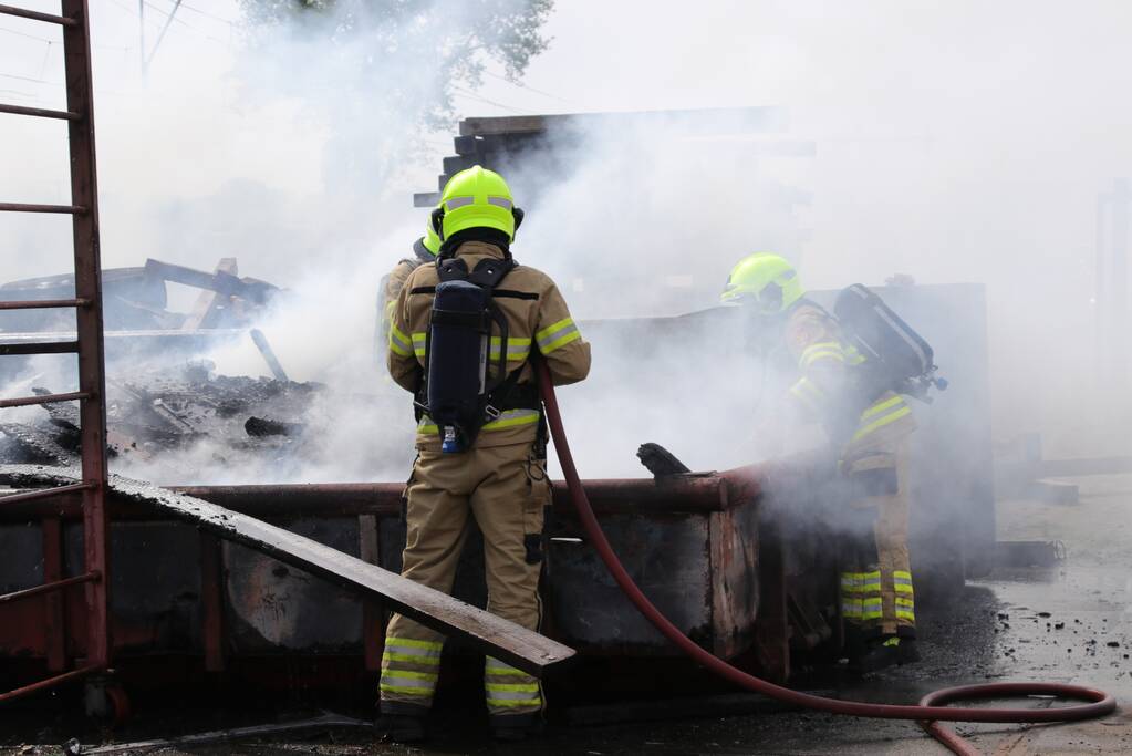 Containerbrand slaat over naar berm langs spoorlijn