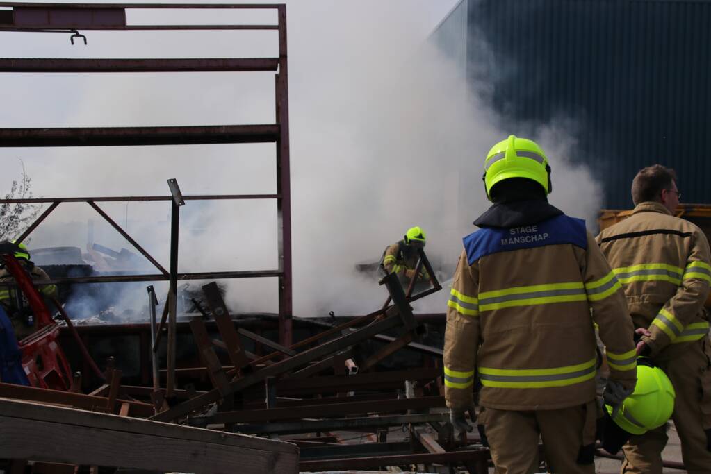 Containerbrand slaat over naar berm langs spoorlijn