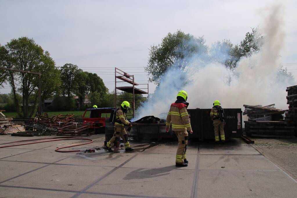 Containerbrand slaat over naar berm langs spoorlijn