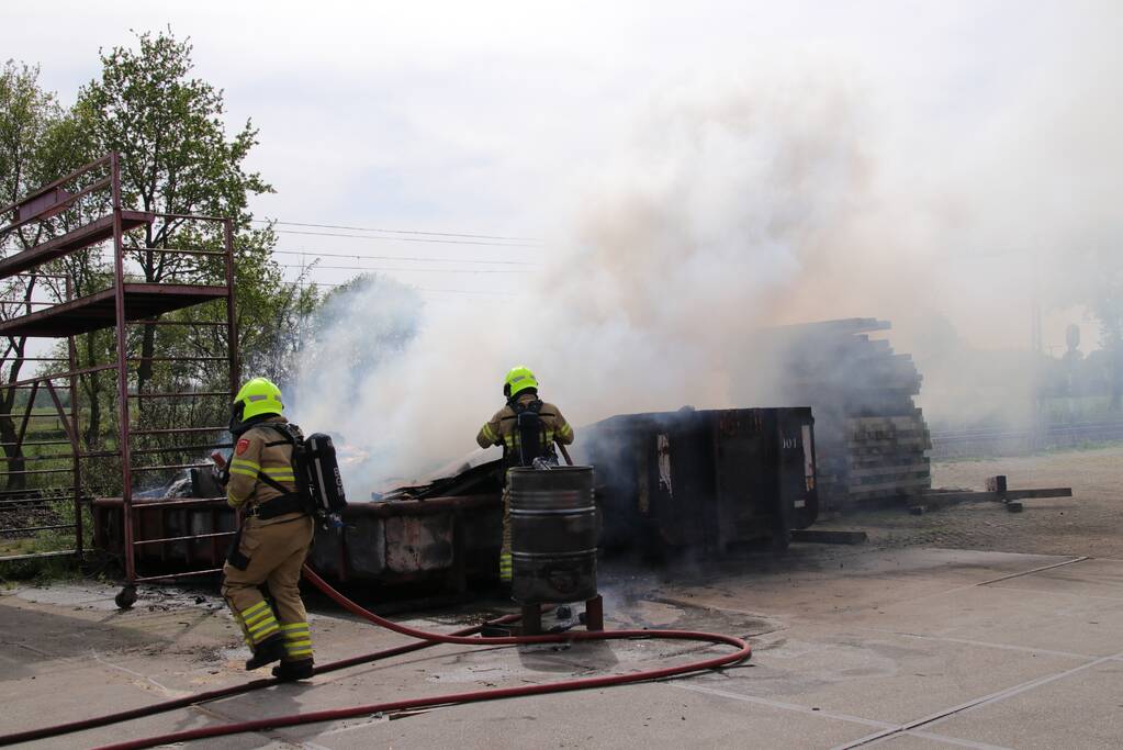 Containerbrand slaat over naar berm langs spoorlijn