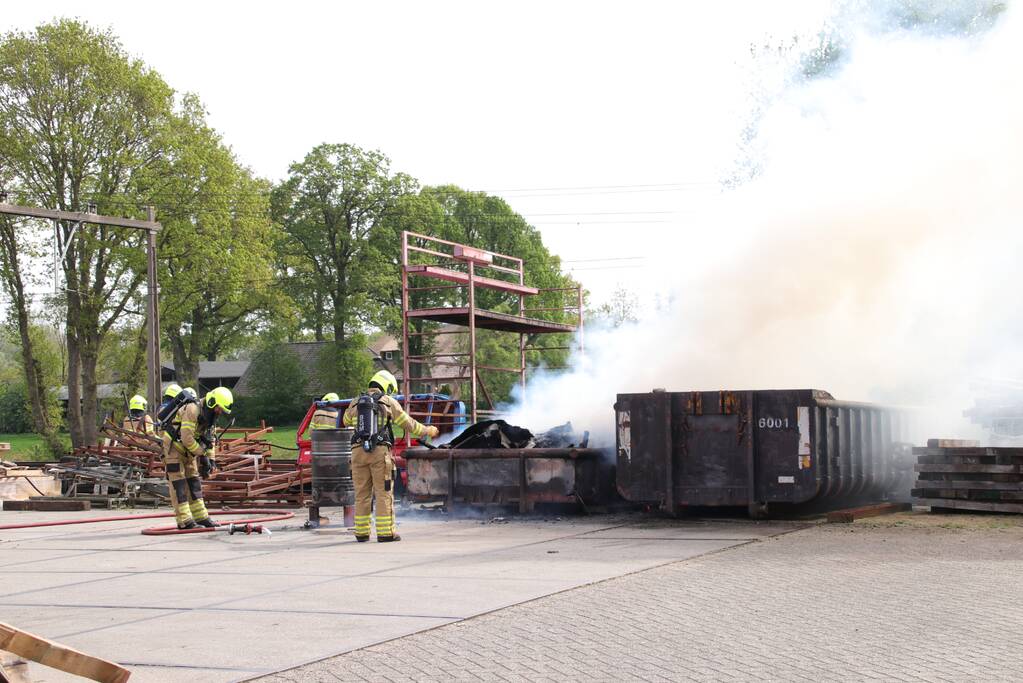 Containerbrand slaat over naar berm langs spoorlijn