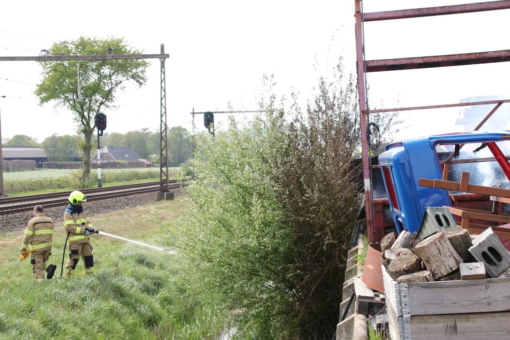 Containerbrand slaat over naar berm langs spoorlijn