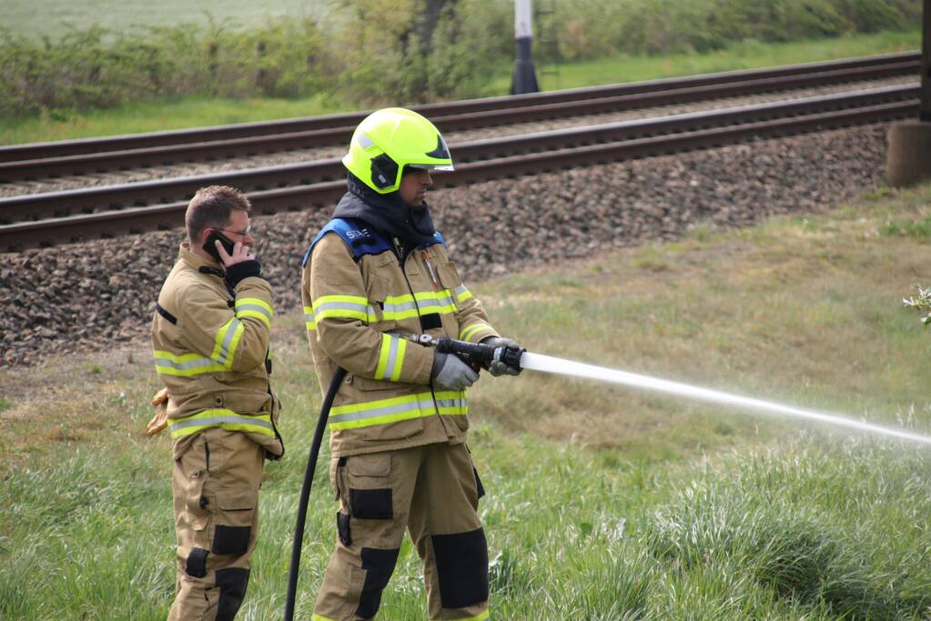 Containerbrand slaat over naar berm langs spoorlijn