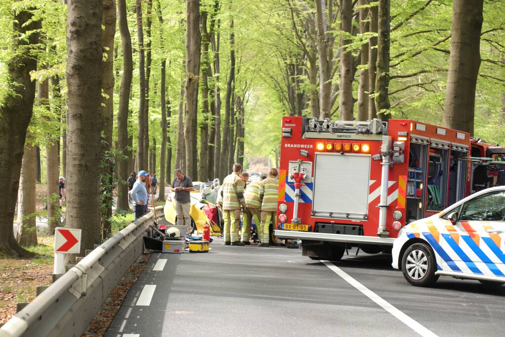Twee gewonden bekneld bij eenzijdig ongeval