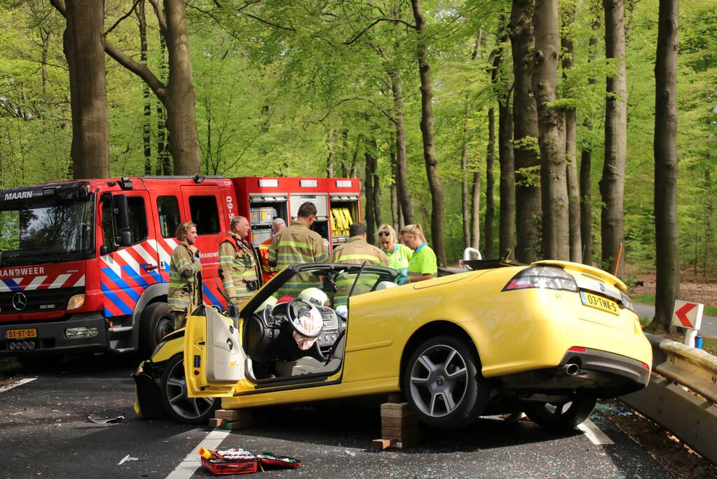 Twee gewonden bekneld bij eenzijdig ongeval