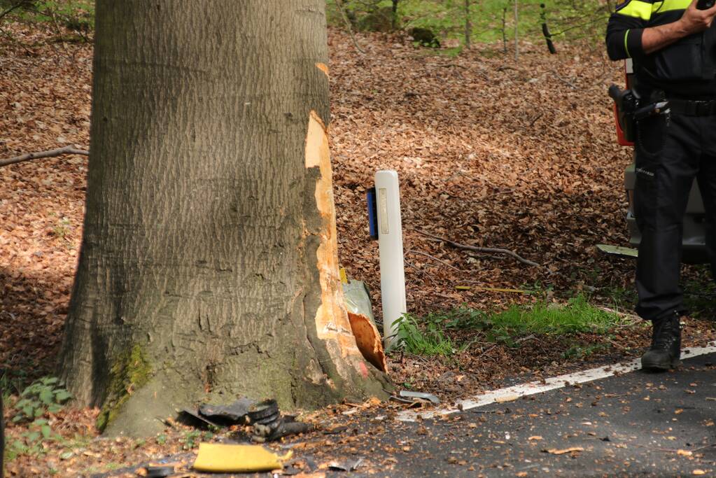 Twee gewonden bekneld bij eenzijdig ongeval