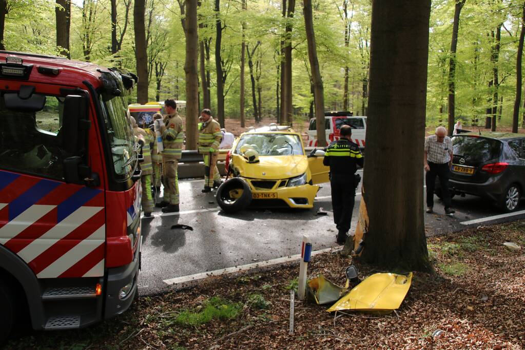 Twee gewonden bekneld bij eenzijdig ongeval