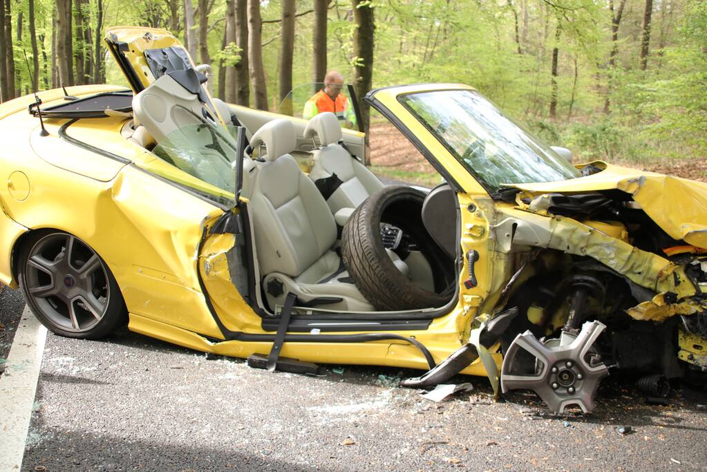 Twee gewonden bekneld bij eenzijdig ongeval