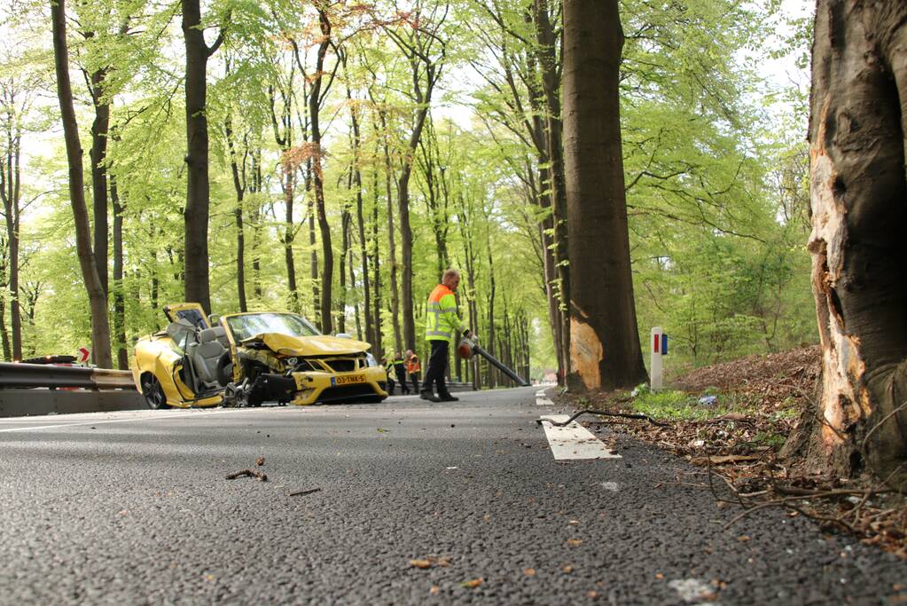 Twee gewonden bekneld bij eenzijdig ongeval